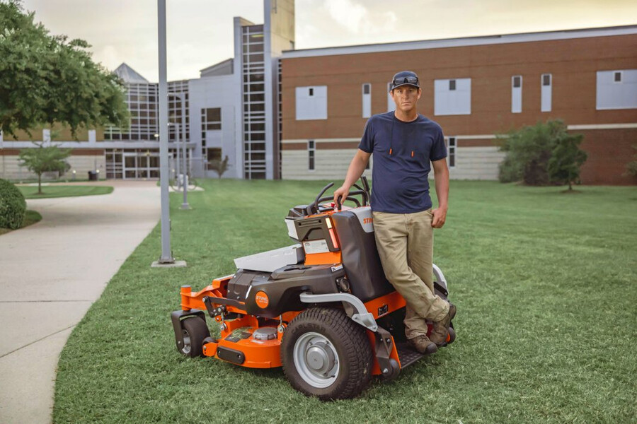 tondeuse autoportée à rayon de braquage zéro à batterie stihl série aza 700
