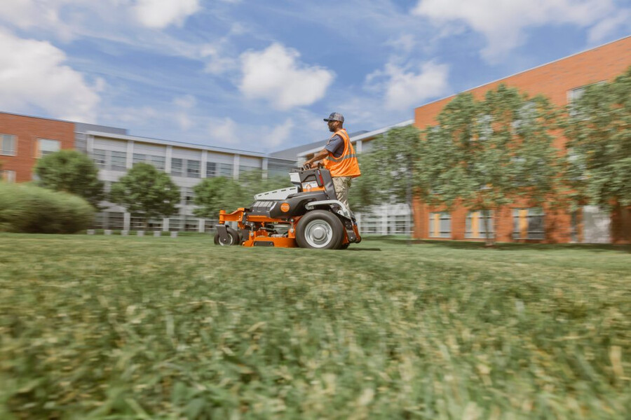 tondeuse autoportée à rayon de braquage zéro à batterie stihl série aza 700