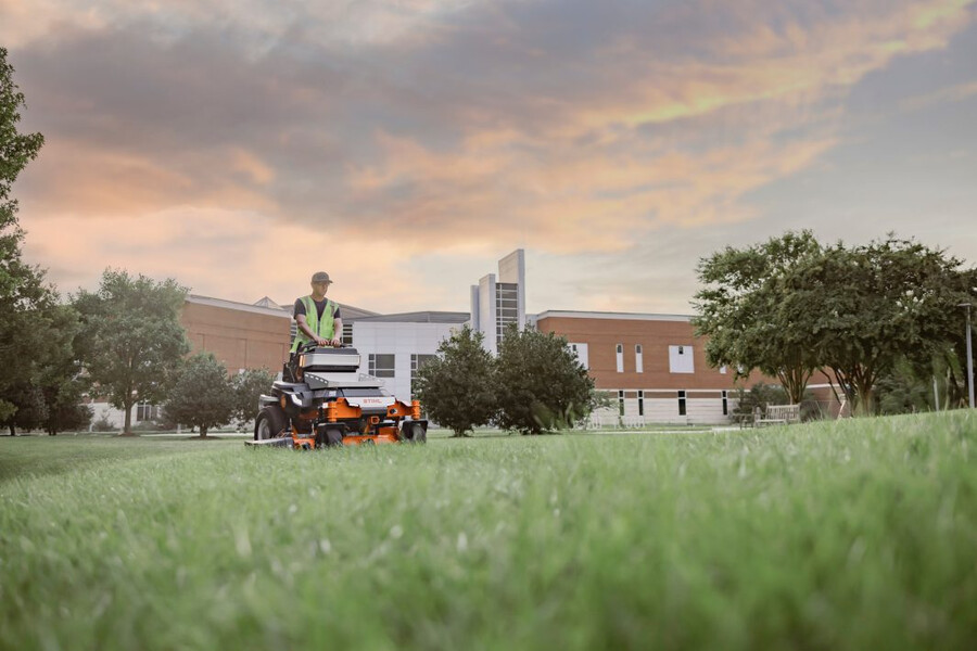 tondeuse autoportée à rayon de braquage zéro à batterie stihl série aza 700